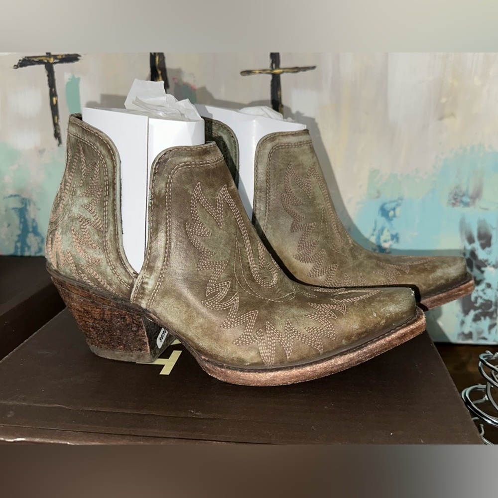 Ariat Dixon Boots (distressed turquoise) size 7
